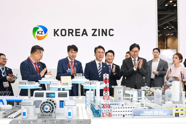 ▲ 김민석 국무총리(왼쪽 4번째), 박형준 부산시장(왼쪽 6번째), 백순흠 고려아연 사장(왼쪽 3번째) 등 주요 관계자가 지난달 열린 기후산업국제박람회에서 고려아연 전시 부스를 둘러보고 있다. ⓒ고려아연