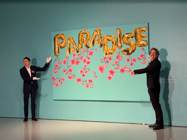 ▲ 최종환 파라다이스 대표이사가 뉴욕 팝아트 작가 조엘 메슬러와 함께 '파라다이스 위드 블라썸' 작품 앞에서 포즈를 취하고 있다. ⓒ최신혜 기자