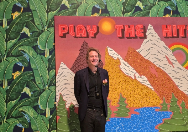 ▲ 조엘 메슬러 작가가 '플레이 더 히트' 작품 앞에서 포즈를 취하고 있다.ⓒ최신혜 기자