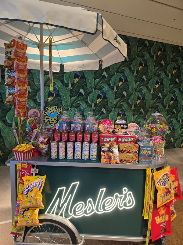 ▲ 조엘 메슬러 굿즈 상품들 ⓒ최신혜 기자