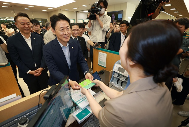 ▲ 권대영 금융위원회 부위원장이 1일 오전 예금보호한도 1억원 시행 첫 날 서울 중구 하나은행 본점 영업점을 방문해 직접 시연 및 소상공인 예금자가 직접 예금상품에 가입하면서 예금자 보호제도에 대한 은행 직원의 설명을 청취했다.ⓒ금융위