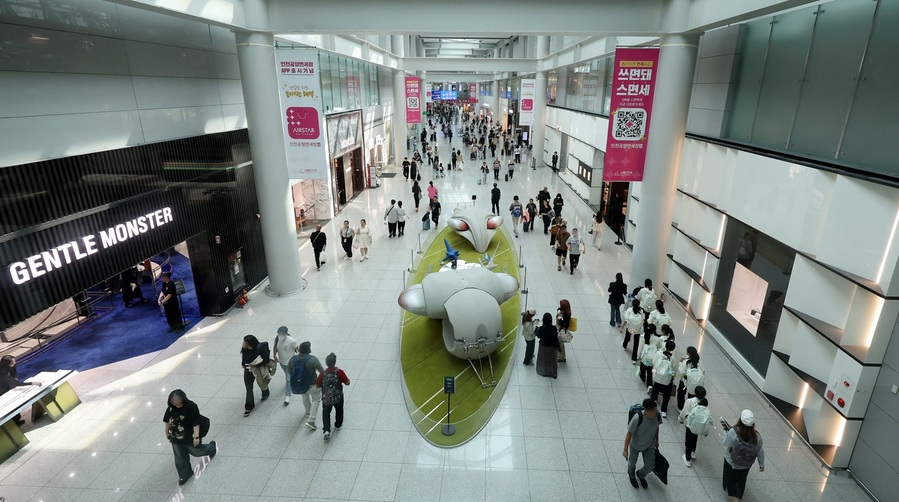 ▲ 인천국제공항 내 면세점 구역에서 공항 이용객이 각종 면세점을 지나고 있다.ⓒ뉴시스