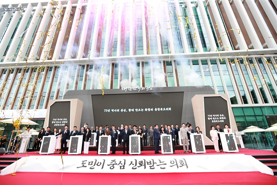 ▲ 73년 동안 독립 청사 없이 의정활동을 이어온 충북도의회가 1일 신청사 개청식을 열고 도민과 함께하는 신청사를 열며, 역사적 숙원을 풀고 미래 의정의 새 장을 열었다. ⓒ충북도의회