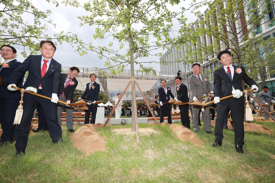 ▲ 이양섭 충북도의장과 김영환 충북도지사 등이 1일 충북도의회 개청식에 앞서 기념식수를 하고 있다.ⓒ충복도의회