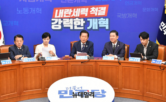 ▲ 정청래 더불어민주당 대표가 지난달 13일 오전 국회에서 열린 최고위원회의에 참석해 모두발언을 하고 있다. ⓒ이종현 기자