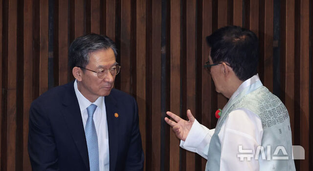 ▲ 정성호 법무부 장관이 1일 오후 서울 여의도 국회에서 열린 제22대 제429회국회(정기회) 개회식에서 박지원 더불어민주당 의원의 이야기를 듣고 있다. ⓒ뉴시스