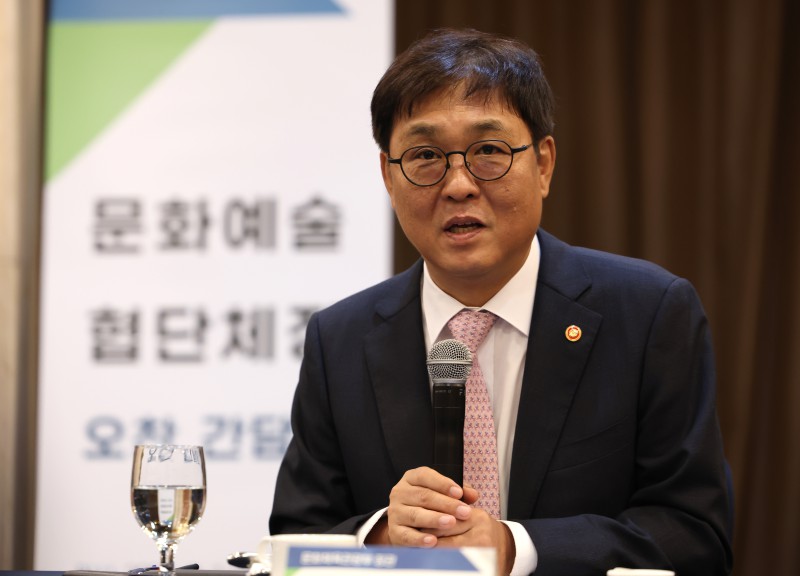 ▲ 최휘영 문화체육관광부 장관이 1일 서울 영등포구 켄싱턴호텔 여의도에서 문화예술 협·단체장을 만나 간담회를 갖고 예술계 의견을 수렴하고 있다.ⓒ문체부