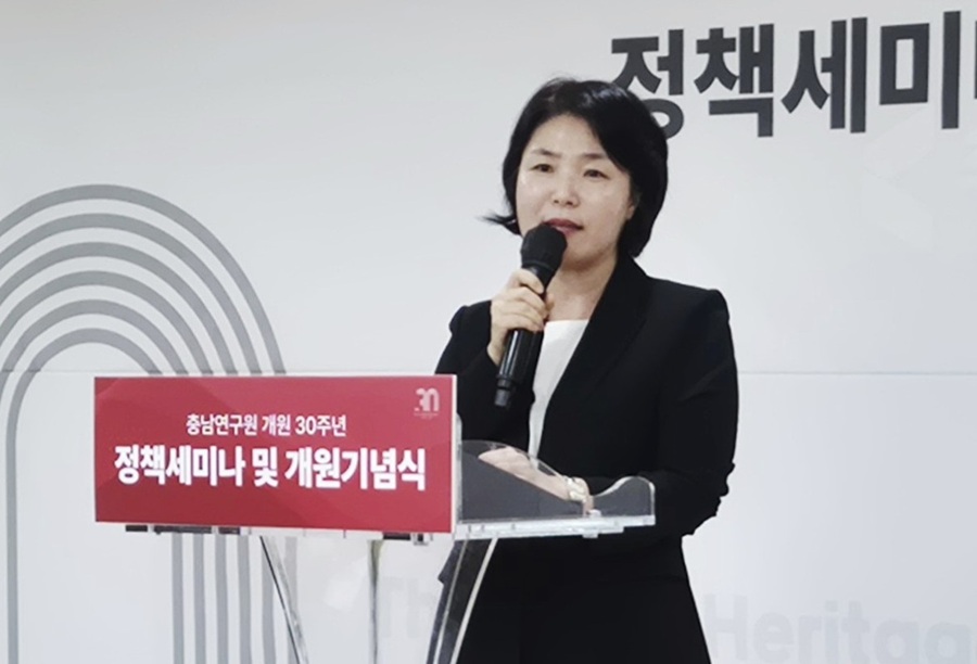 ▲ 전희경 충남연구원장이 1일 공주 충남연구원에서 열린 개원 30주년 기념식에서 기념사를 하고 있다.ⓒ충남연구원