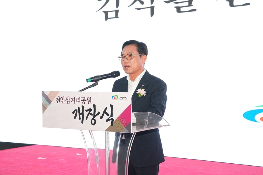 ▲ 김석필 천안시장 권한대행 부시장이 천안삼거리공원 선큰광장에서 열린 개장식에서 인사말을 하고 있다.ⓒ천안시