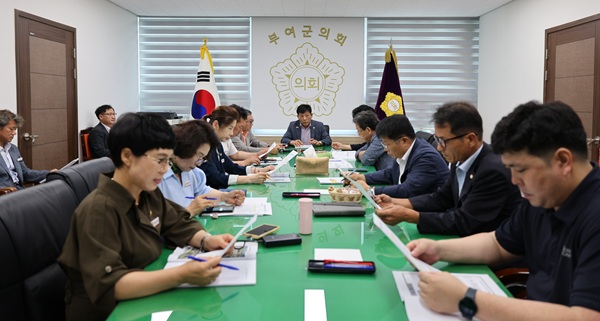 ▲ 부여군의회는 1일 2025년 제6차 의정협의회를 열고 군정 현안과 중점사업 27건을 집행부와 협의했다.ⓒ부여군의회