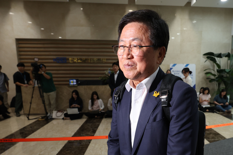 ▲ 최교진 사회부총리 겸 교육부 장관 후보자가 지난달 14일 서울 여의도 한국교육시설안전원에 마련된 인사청문회 준비 사무실로 출근하고 있다. /뉴시스