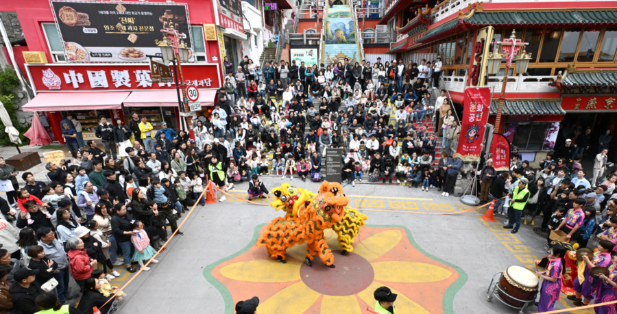 ▲ 인천 중구 차이나타운을 찾은 관광객들이 차이나타운 문화공연인 사자춤을 관람하고 있다. ⓒ 뉴시스 제공 ▲ 인천 중구 차이나타운을 찾은 관광객들이 차이나타운 문화공연인 사자춤을 관람하고 있다. ⓒ 뉴시스 제공