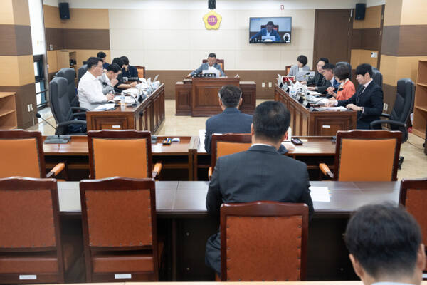 ▲ 인천시의회 행정안전위원회가 1일 행안위 회의실에서 제303회 인천시의회 임시회 제1차 회의를 열고 ‘인천시 서구 명칭 변경에 대한 의경청취’를 하고 있다. ⓒ 인천시의회 제공