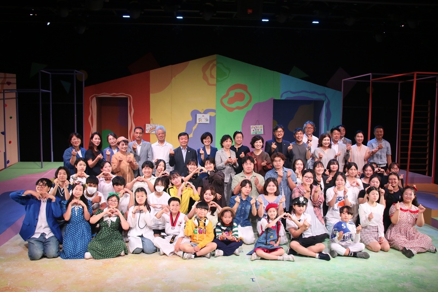 ▲ 무대에 오른 출연진과 제작진, 관계자들이 함께 공연의 성료를 축하하고 있다.ⓒ 초록우산 대구종합사회복지관