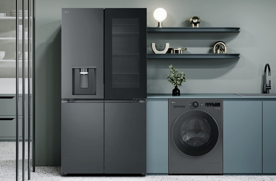 ▲ LG전자 프렌치도어 냉장고와 일체형 세탁건조기 '히트펌프 워시콤보' 신제품이 집 안 공간에 조화롭게 배치된 모습ⓒLG전자