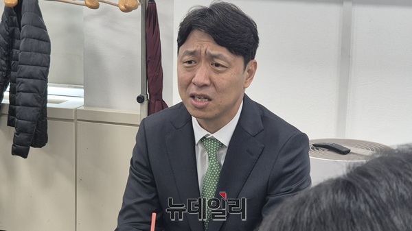 ▲ 최성아 대전시 정무경제과학부시장이 2일 취임 인사차 기자실을 찾아 기자들과 질의응답을 하고 있다.ⓒ김경태기자