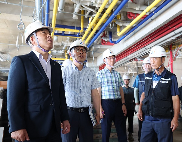 ▲ 천범산 세종교육감 권한대행이 2일 첫 일정으로 장영실고 기숙사 증축공사와 복합업무지원센터 건립공사 현장을 방문해 안전점검을 하고 있다.ⓒ세종교육청