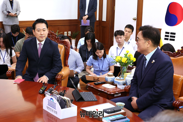 ▲ 장동혁 국민의힘 대표가 2일 오전 국회에서 우원식 국회의장을 예방해 환담을 나누고 있다. 2025.09.02 ⓒ이종현 기자