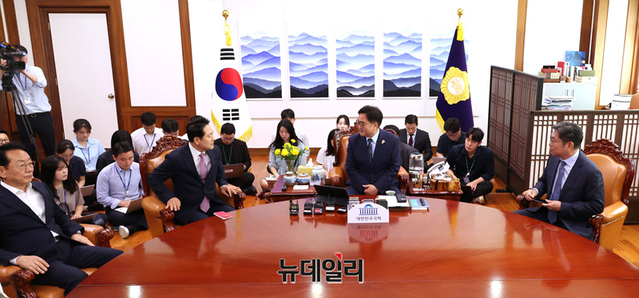 ▲ 장동혁 국민의힘 대표가 2일 오전 국회에서 우원식 국회의장을 예방해 환담을 나누고 있다. 2025.09.02 ⓒ이종현 기자