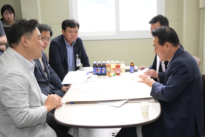 ▲ 백성현 논산시장(오른쪽 앞줄)이 지난 1일 관내 기업인 농업회사법인 상경에프앤비㈜와 경성지대공업㈜를 방문해 생산 현장을 점검하고 기업의 의견을 청취하고 있다.ⓒ논산시