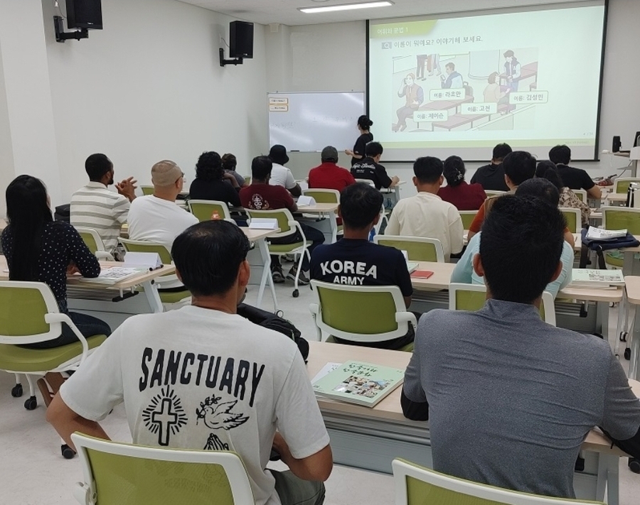 ▲ 무안군이 삼향농공단지 복합문화센터에서 외국인 근로자 21명을 대상으로 한국어교육을 하고 있다.ⓒ무안군 제공