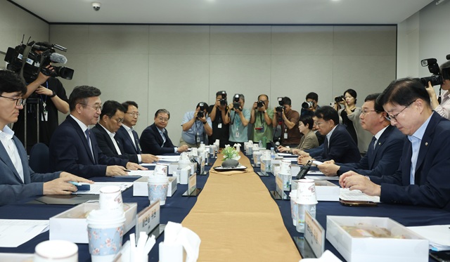 ▲ 윤호중 행정안전부 장관이 2일 서울 여의도 국회에서 열린 행정안전부-행정안전위원회 당정협의에서 발언하고 있다.ⓒ뉴시스