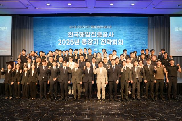 ▲ 1일 웨스틴 조선 부산에서 열린 '한국해양진흥공사 2025년 중장기 전략회의'에서 임직원들이 기념사진을 촬영하고 있다.ⓒ한국해양진흥공사