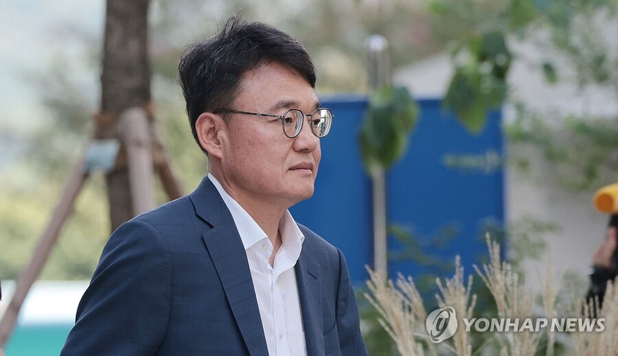 ▲ 박성근 전 국무총리 비서실장이 2일 서울 종로구 KT광화문빌딩에 마련된 김건희 여사 관련 의혹을 수사하는 민중기 특별검사팀 사무실에 출석하고 있다. 2025.9.2. ⓒ연합뉴스