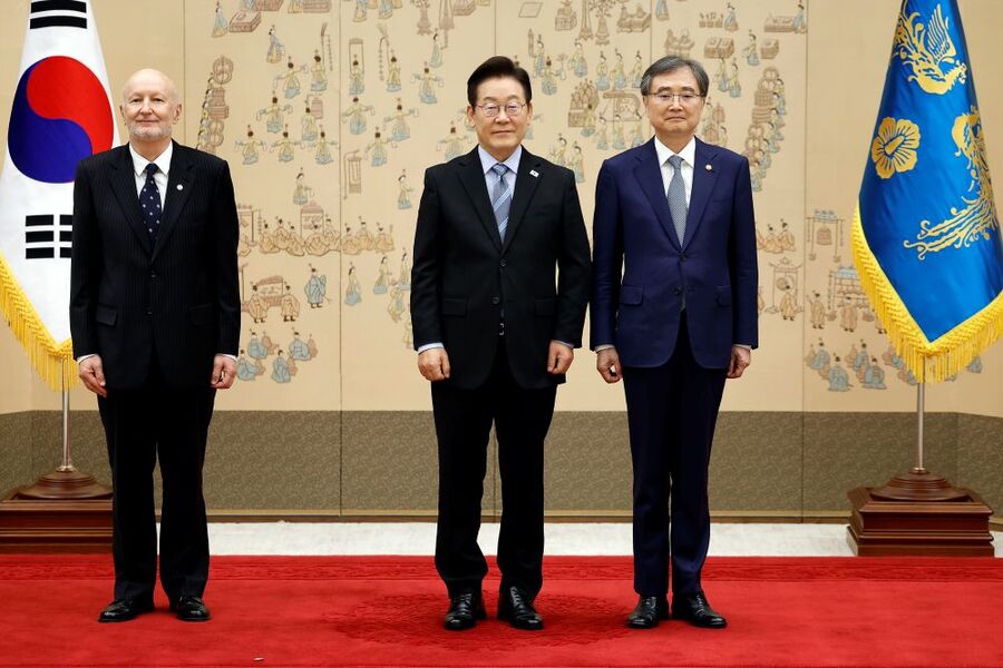 ▲ 이재명 대통령이 2일 서울 용산 대통령실 청사에서 열린 주한대사 신임장 제정식에서 훌리오 에라이스 에스파냐 주한 스페인 대사로부터 신임장을 전달받은 뒤 기념촬영하고 있다. 오른쪽은 조현 외교부 장관. ⓒ뉴시스