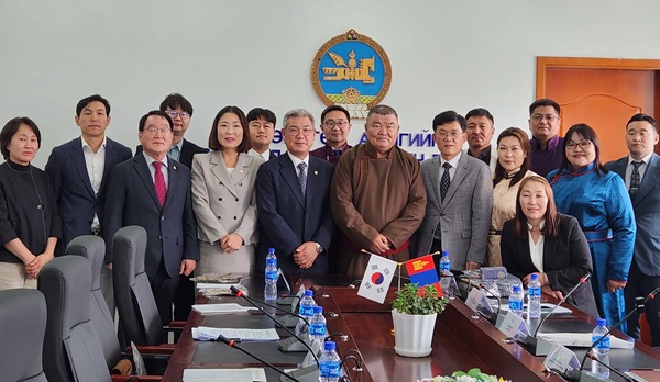 ▲ 대전 서구 대표단이 몽골 헙스걸 방문 간담회에 참석해 기념촬영을 하고 있다.ⓒ서구