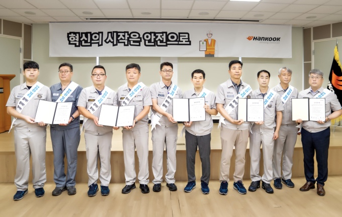 ▲ 한국타이어 주요 관계자들이 2일 한국타이어 대전공장에서 열린 '안전혁신활동 선포식'에 서명한 모습. ⓒ한국타이어