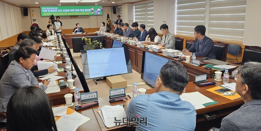 ▲ 충청대학교(총장 송승호)는 2일 교내에서 2025년 충북 RISE사업의 일환으로 ‘미래 인재양성 고교‧산업체‧대학 연계 취업협의회’를 개최했다.ⓒ김정원 기자