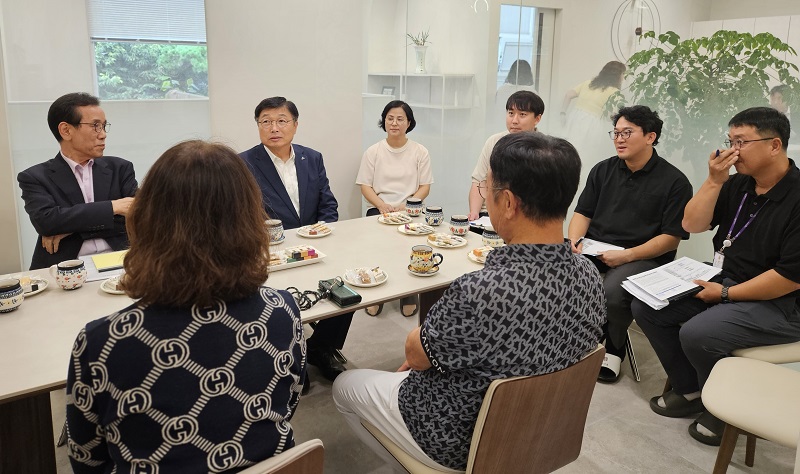 ▲ 2일 이승원 세종시 경제부시장과 세종RISE센터 관계자들이 지역 유망기업 ㈜한국소스를 방문해 산학협력 간담회를 하고 있다.ⓒ세종RISE센터