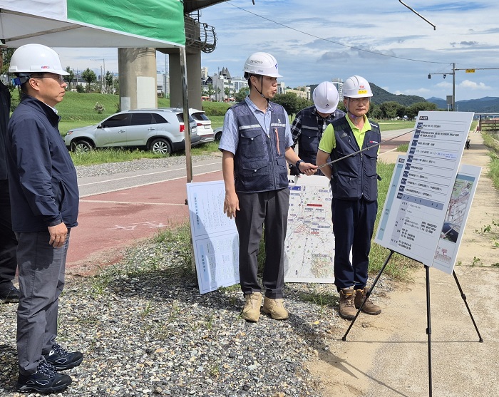 ▲ 강주엽 행복청장(앞줄 왼쪽 첫번째)이 2일 공주 제2금강교 공사현장을 방문해 안전관리 실태를 점검하고 있다.ⓒ행복청