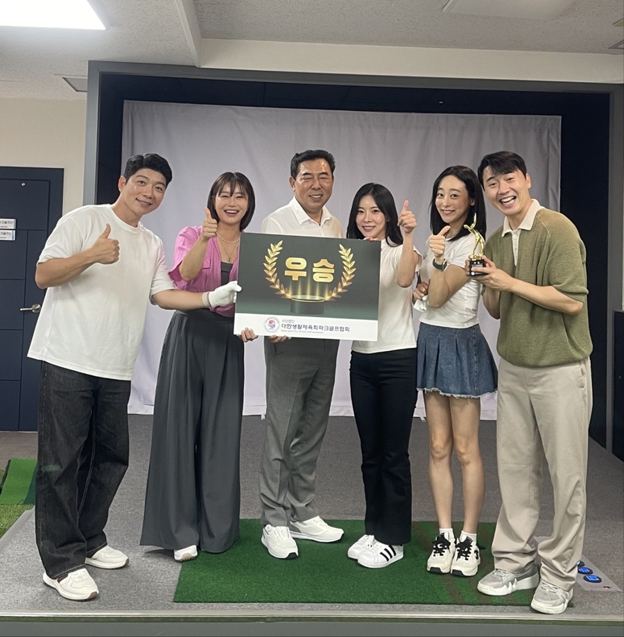 ▲ 왼쪽부터 개그맨 겸 가수 김재롱, 가수 김양, 박창완 회장, 가수 강자민, 가수 오승하, 개그맨 이상호. ⓒ뉴데일리