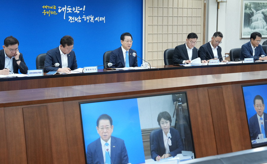 ▲ 김영록 전라남도지사가 2일 도청 서재필실에서 실국장 정책회의를 주재하고 도정 현안을 논의하고 있다.ⓒ전라남도 제공