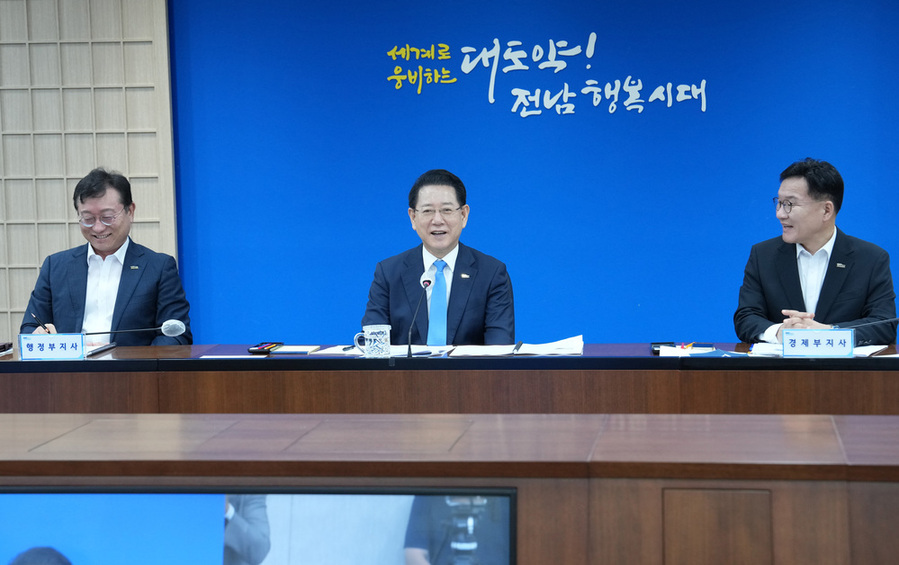 ▲ 김영록 전라남도지사가 2일 도청 서재필실에서 실국장 정책회의를 주재하고 도정 현안을 논의하고 있다.ⓒ전라남도 제공
