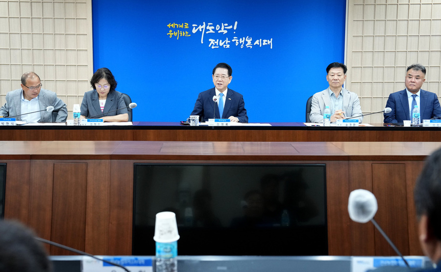 ▲ 김영록 전라남도지사가 2일 도청 서재필실에서 열린 전남농업마이스터대학 졸업생 간담회에서 의견을 청취하고 전남농업의 발전 방향을 논의하고 있다.ⓒ전라남도 제공