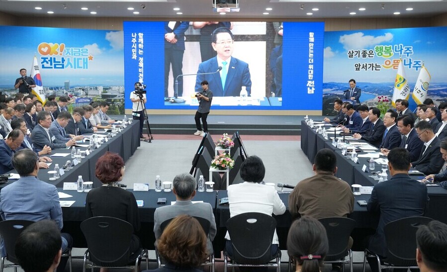 ▲ 김영록 전라남도지사가 2일 나주시청에서 열린 ‘나주시 정책비전 투어’에 참석해 인사말을 하고 있다.ⓒ전라남도 제공