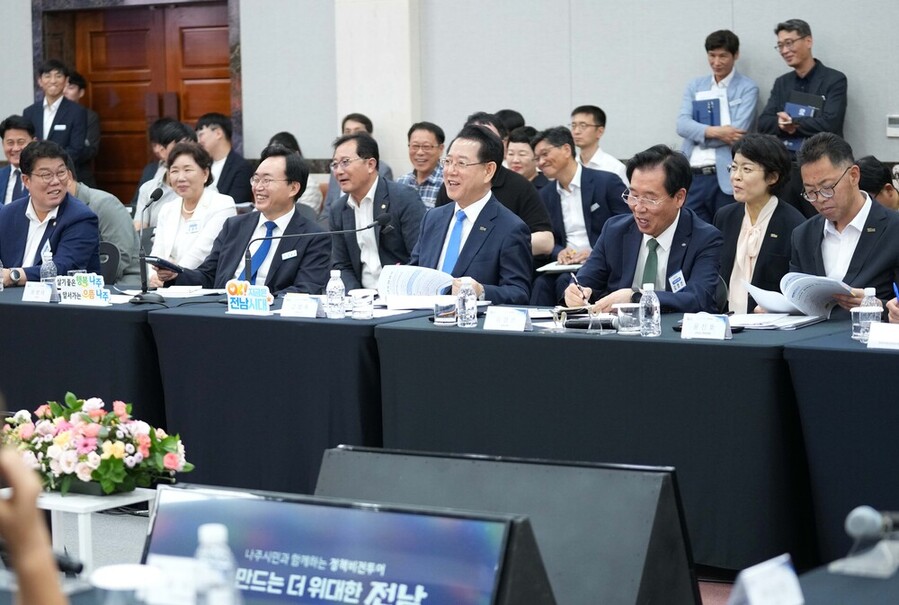▲ 김영록 전라남도지사가 2일 나주시청에서 열린 ‘나주시 정책비전 투어’에 참석해 토론을 주재하고 미래 비전 및 정책현안 등 지역 발전에 대한 의견과 제안에 대한 질문에 답변을 하고 있다.ⓒ전라남도 제공