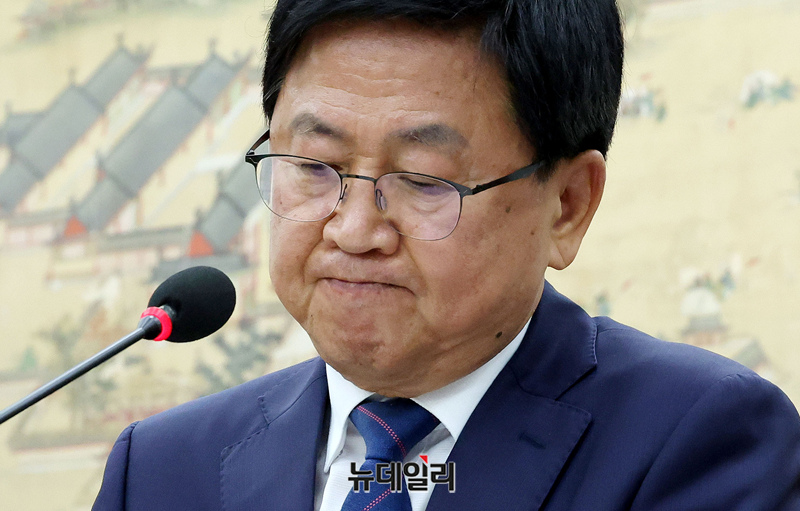 ▲ 최교진 사회부총리 겸 교육부 장관 후보자가 2일 국회에서 열린 교육위원회의 인사청문회에서 음주운전 관련 질문에 나오자 고개를 숙이고 있다.ⓒ이종현 기자