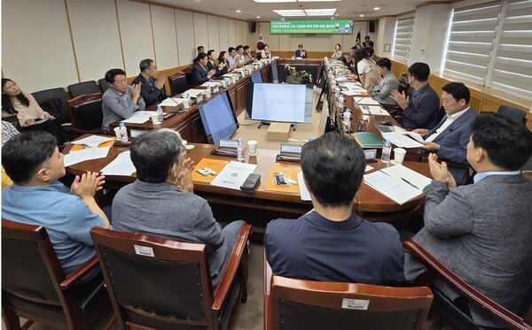 ▲ 충청대학교(총장 송승호)는 충북도가 추진하는 RISE(지역혁신중심 대학지원체계) 사업의 일환으로 고등학교, 산업체, 대학이 손잡고 청년 맞춤형 인재 육성에 나서 주목을 받고 있다. 충청대는 2일 충청대학교 본관 에서 기업·고교·대학 관계자 등이 참석한 가운데 ‘고교·산업체·대학 연계 취업 협의회’를 열고 충북 전략산업에 적합한 지역인재 양성 방안을 모색했다.ⓒ충청대학교