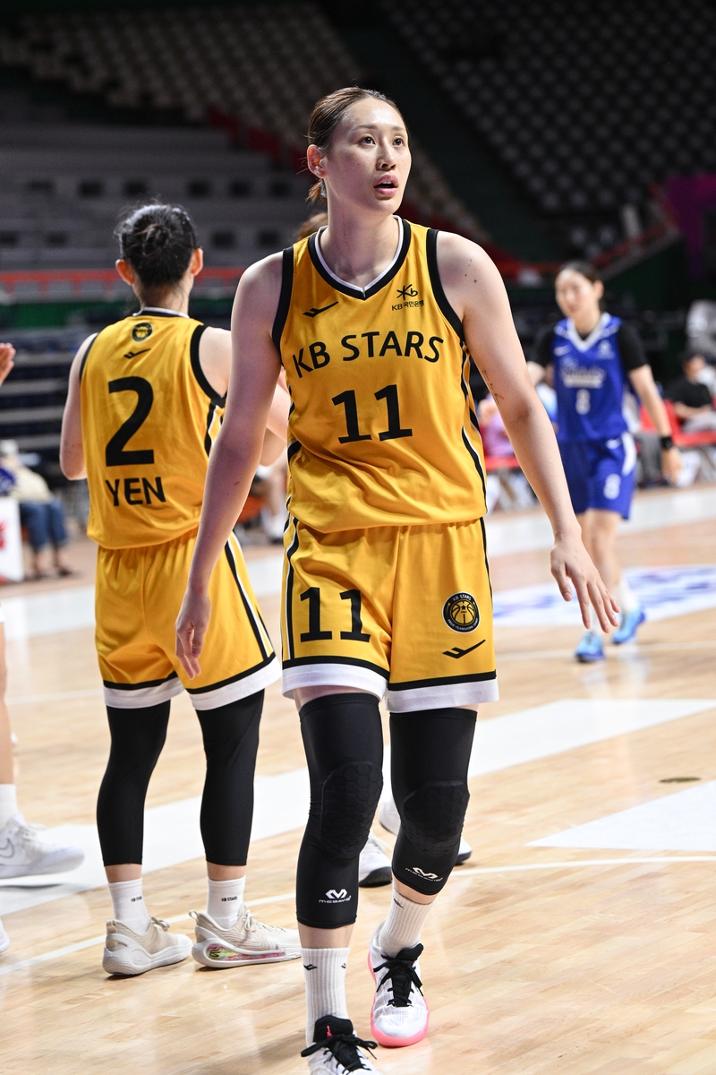 ▲ 청주 KB가 박신자컵에서 20점을 몰아친 강이슬을 앞세워 인천 신한은행을 꺾고 2승을 쌓았다.ⓒWKBL 제공