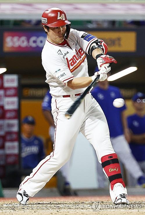 ▲ 키움전에서 최정이 파울에 맞아 교체됐으나, 큰 부상이 아닌 것으로 확인됐다.ⓒ연합뉴스 제공