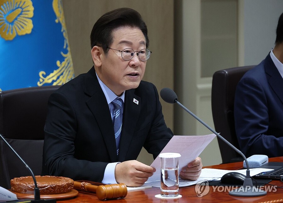 ▲ 이재명 대통령이 2일 용산 대통령실에서 국무회의를 주재하고 있다. 이날 국무회의에서는 노란봉투법(노조법 2·3조 개정안)을 의결됐다ⓒ연합뉴스