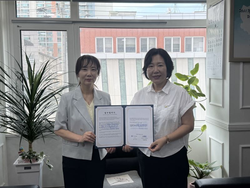 ▲ 아산시가 순천향대 RISE사업단 공공의료서비스개선센터와 업무협약 체결 후 기념촬영을 하고 있다.ⓒ아산시