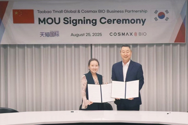▲ 지난 8월25일 경기도 성남시 코스맥스 사옥에서 (왼쪽부터) 이금실 타오바오·티몰 글로벌 한국지사장과 김철희 코스맥스바이오 대표가 MOU 기념사진을 촬영하고 있다.ⓒ코스맥스그룹