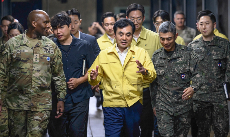 ▲ 안규백 국방부 장관이 20일 오후 한미연합군사령부 전시지휘소를 찾아 브런슨 주한미군사령관 겸 한미연합사령관, 강신철 한미연합사 부사령관과 대화하며 이동하고 있다. ⓒ국방부 제공