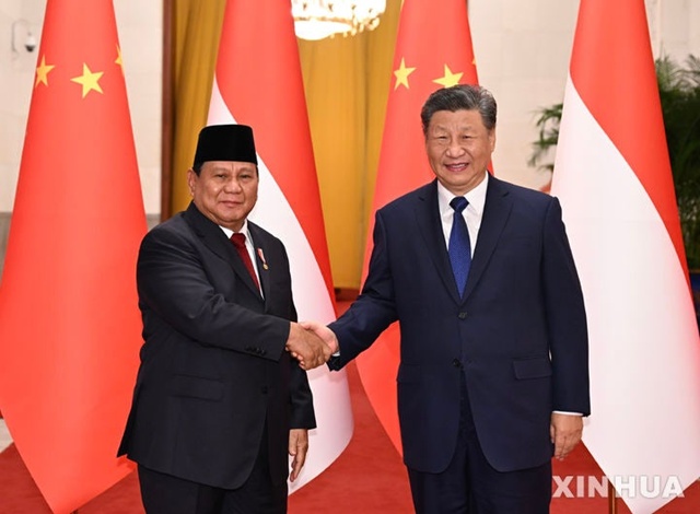 ▲ 프라보워 수비안토 인도네시아 대통령이 애초 불참을 예고했던 중국의 '항일전쟁 및 세계 반파시스트 전쟁 승리 80주년 기념 열병식'에 참석하기로 했다. 사진은 수비안토 대통령(좌)과 시진핑 중국 국가주석이 지난해 11월 베이징의 인민대회당에서 악수하는 모습. 241109 신화/뉴시스. ⓒ뉴시스