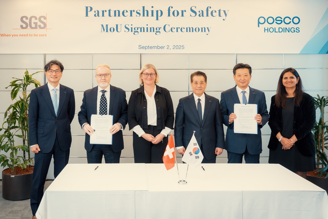 ▲ 포스코그룹이 2일(현지시간) 스위스 제네바에서 SGS와 포스코그룹 안전 관리 체계 혁신을 위한 MOU를 맺었다. 사진 왼쪽 두 번째부터 SGS 말콤 리드(Malcolm Reid) 유럽 총괄, 마르타 블라치코바(Marta Vlatohkova) CFO, 포스코그룹 장인화 회장. ⓒ포스코그룹